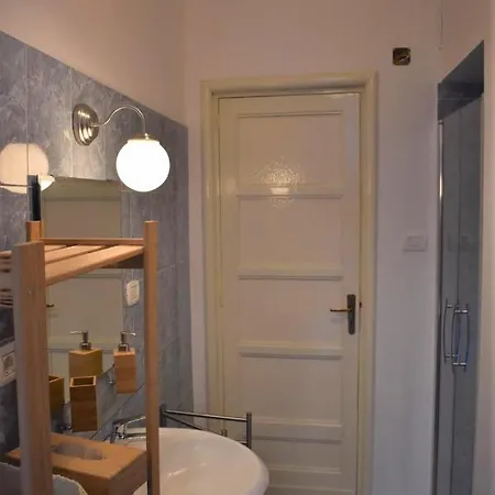 Bed and Breakfast Living Simply 2*