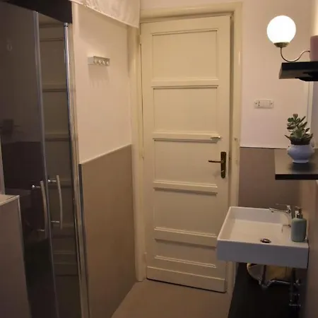 Bed and Breakfast Living Simply 2*